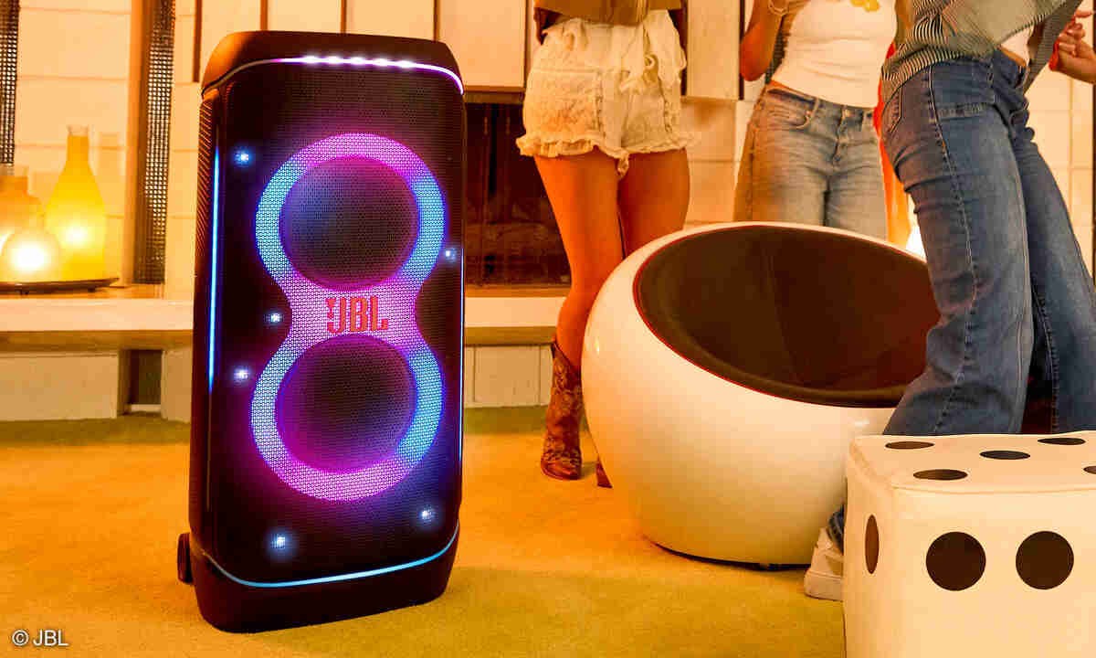 At first glance at the JBL Partybox 720 Bluetooth speaker, it becomes clear that this is a product designed for durability and longevity.