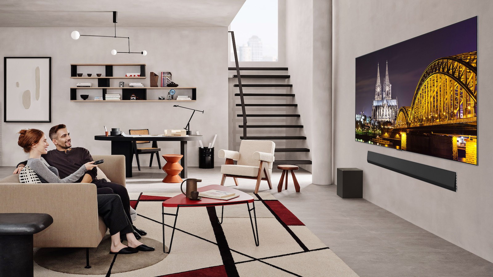 LG uses proprietary 16 GHz data transmission technology designed to ensure lossless data transfer. Testing the Zero Connect Box in various locations throughout the room confirmed its effectiveness.